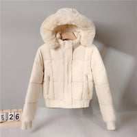 Damen kurzes wattiertes Kapuzenblouson mit Kunstfellkragen in Offwhite