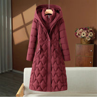 Damen langer gesteppter Wintermantel mit Kapuze und taillierter Silhouette in Angorrot