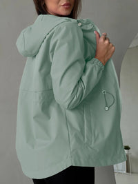 Damen Outdoorjacke mit anpassbarer Kapuze und geräumigen Taschen in Hellgrün
