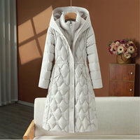 Damen langer gesteppter Wintermantel mit Kapuze und taillierter Silhouette in Offwhite