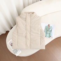 Damen kurze wattierte Steppweste mit hohem Stehkragen und Druckknopfblende in Offwhite