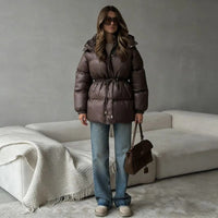 Damen Kapuzenjacke mit anpassbarem Taillenzug und glänzendem Finish in Dunkelbraun