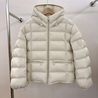 Damen kurz geschnittene Thermo-Steppjacke mit Kapuze und Reißverschlusstaschen in Offwhite