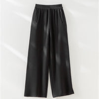 Damen Cropped Kapuzenjacke mit Reißverschluss und konturierten Eingrifftaschen Nord Taschen in Schwarze Hose