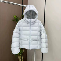 Damen kurz geschnittene Thermo-Steppjacke mit Kapuze und Reißverschlusstaschen in Blau
