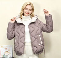 Damen wattierte Kurzjacke mit Herzsteppung, abgerundetem Saum und Kapuze in Champagner