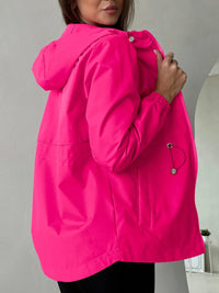 Damen Outdoorjacke mit anpassbarer Kapuze und geräumigen Taschen in Magenta