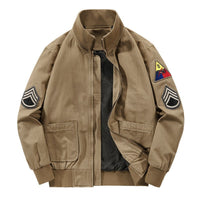Herren Bomberjacke im Militärstil mit Patches und verdecktem Reißverschluss in Ocker