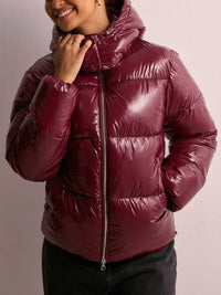 Damen Steppjacke mit verstellbarer Kapuze und Reißverschlusstaschen in Weinrot