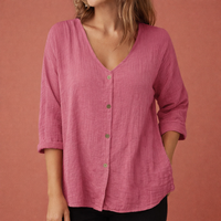 V-Ausschnitt Damen T-Shirt mit Knopfverschluss und Dreiviertelärmeln | Ylena in Rosa