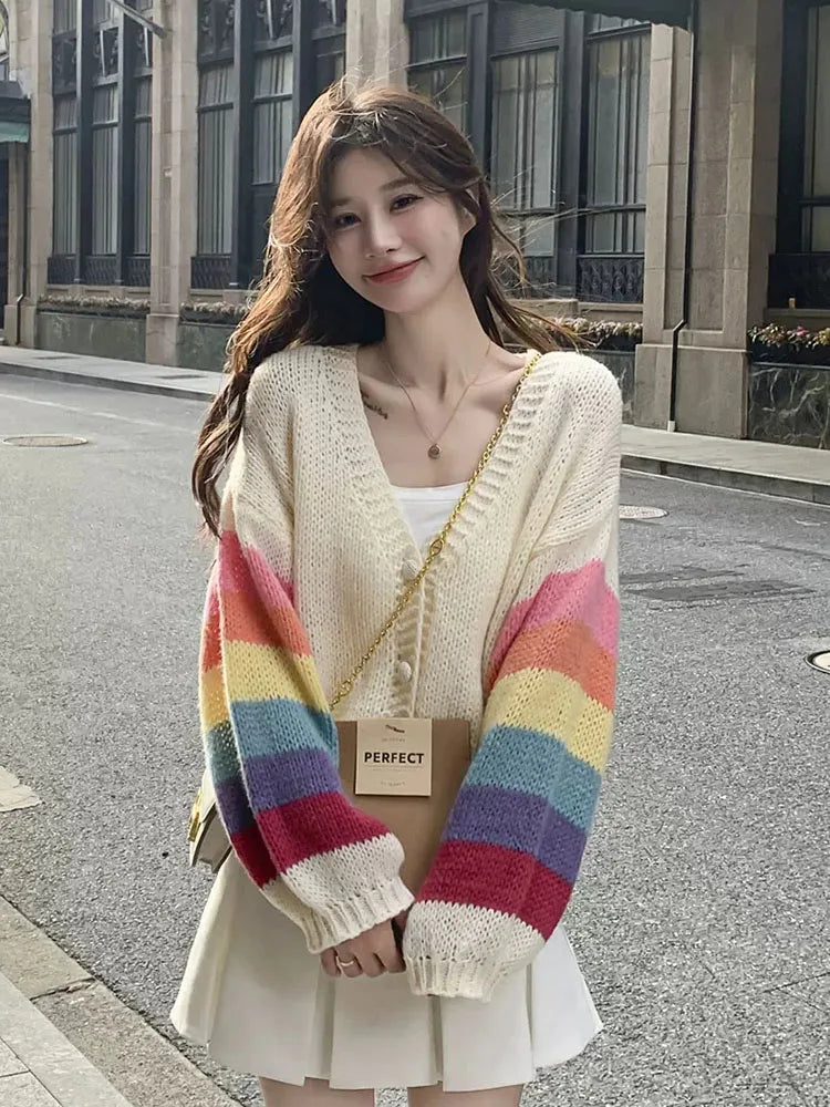 Camilla - Regenbogen-Strickjacke mit V-Ausschnitt und Knöpfen für Frauen