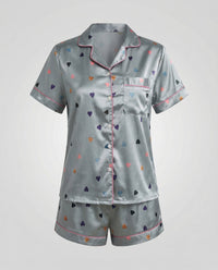 Sara | Damen Satin Pyjama Set Komfort Luxuriös Zuhause Schlaf in Grau (Herz)