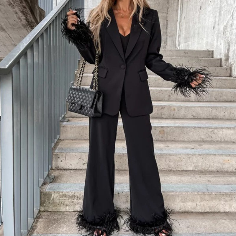 Schwarzer Anzug mit Federverzierung für Damen