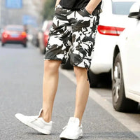 Frontier™ Cargo-Shorts mit Camouflage-Muster und Funktionellen Cargotaschen in Schwarz-Weiß-Camouflage