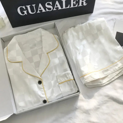 Sandy - Gestreiftes Seidensatin-Pyjama-Set mit Kurzärmeligem Oberteil und Kurzhose für Frauen