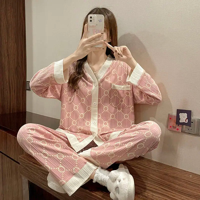 Mellita - Geripptes Pyjama-Set mit V-Ausschnitt-Strickjacke und Pyjama-Hose für Frauen