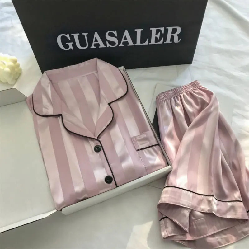 Sandy - Gestreiftes Seidensatin-Pyjama-Set mit Kurzärmeligem Oberteil und Kurzhose für Frauen