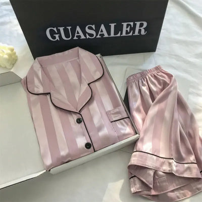 Sandy - Gestreiftes Seidensatin-Pyjama-Set mit Kurzärmeligem Oberteil und Kurzhose für Frauen