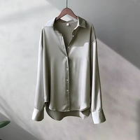 Dorothy - Satin Oversized Langarm-Hemd mit Knopfleiste in Grau