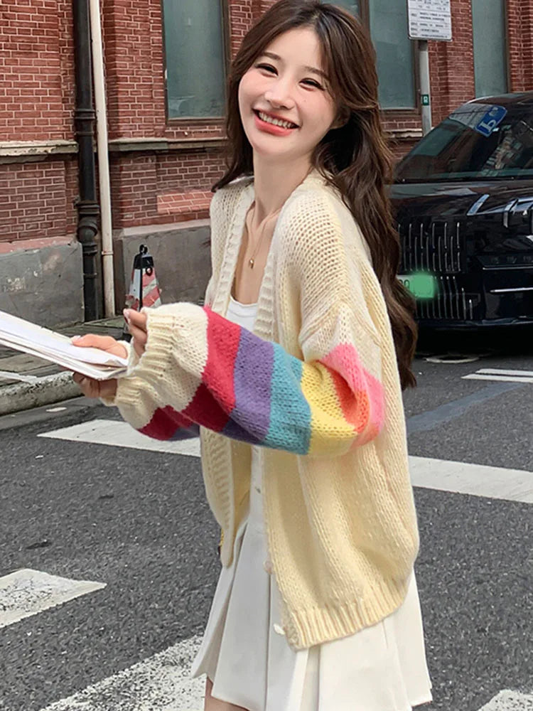 Camilla - Regenbogen-Strickjacke mit V-Ausschnitt und Knöpfen für Frauen