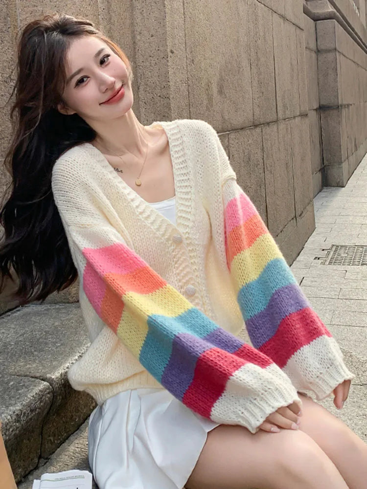 Camilla - Regenbogen-Strickjacke mit V-Ausschnitt und Knöpfen für Frauen