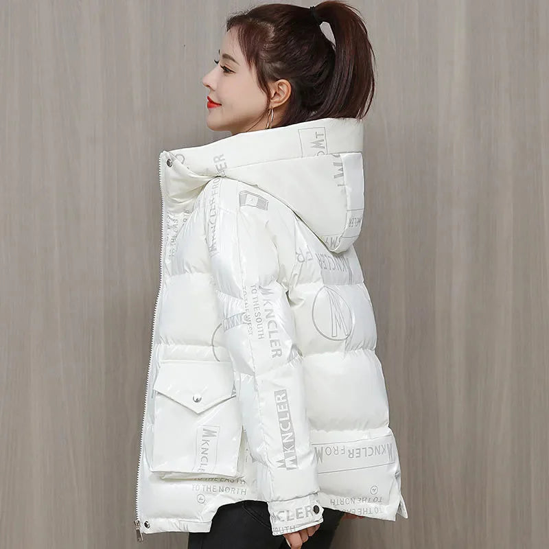 Anisa - Daunen-Winterjacke mit Buchstabenaufdruck und Kapuze für Frauen