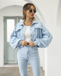 Sofia | Damen Cropped Jacke mit Taschen und Knöpfen in Himmelblau