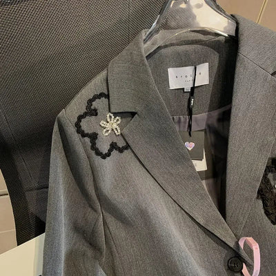 Helke - Anzugjacke mit 3d Floraler Spitzenstickerei und Zwei Knöpfen für Frauen