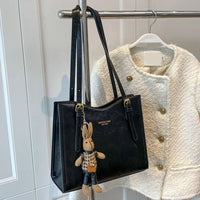 CharmTote | Damen Schultertasche Charmant Elegant Alltag Modern in Schwarz