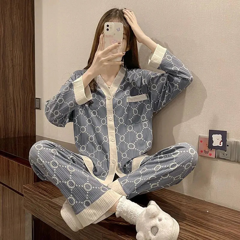 Mellita - Geripptes Pyjama-Set mit V-Ausschnitt-Strickjacke und Pyjama-Hose für Frauen