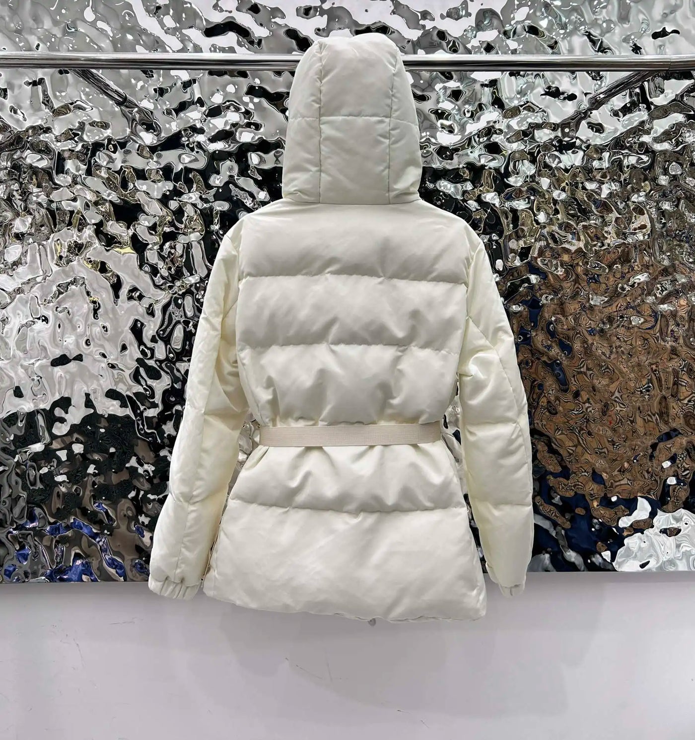 Claudia - Daunen-Winterjacke mit Taillengürtel und Kapuze für Frauen