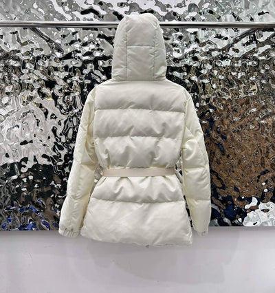 Claudia - Daunen-Winterjacke mit Taillengürtel und Kapuze für Frauen