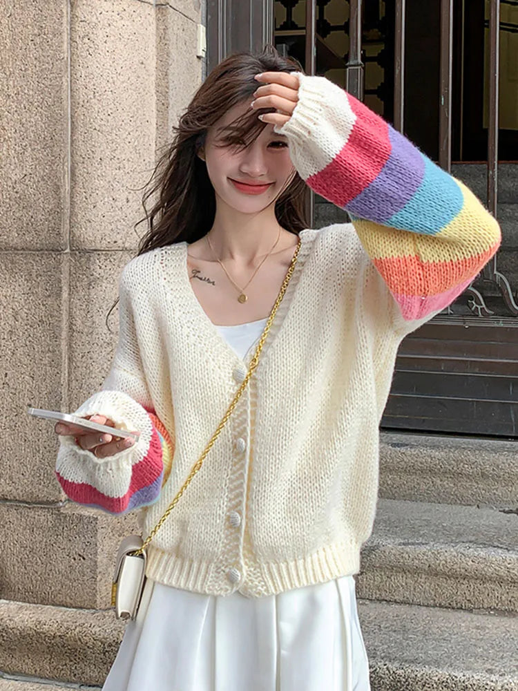 Camilla - Regenbogen-Strickjacke mit V-Ausschnitt und Knöpfen für Frauen