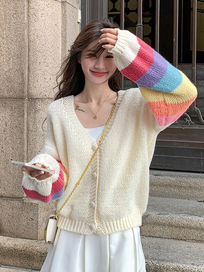 Camilla - Regenbogen-Strickjacke mit V-Ausschnitt und Knöpfen für Frauen