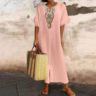 Yesmy | Lässiges Kleid mit halblangen Ärmeln und Halsstickerei