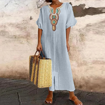 Yesmy | Lässiges Kleid mit halblangen Ärmeln und Halsstickerei