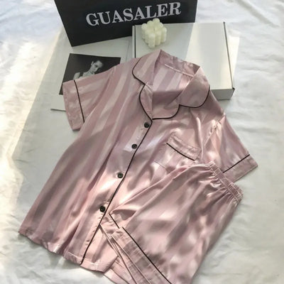Sandy - Gestreiftes Seidensatin-Pyjama-Set mit Kurzärmeligem Oberteil und Kurzhose für Frauen