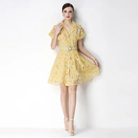 Celestine™ Kleid Aus Zarter Spitze Mit Integriertem Gürtel in Gelb