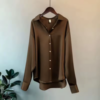 Dorothy - Satin Oversized Langarm-Hemd mit Knopfleiste in Braun