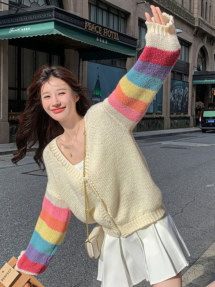 Camilla - Regenbogen-Strickjacke mit V-Ausschnitt und Knöpfen für Frauen