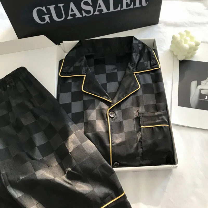 Sandy - Gestreiftes Seidensatin-Pyjama-Set mit Kurzärmeligem Oberteil und Kurzhose für Frauen