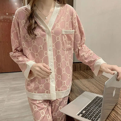 Mellita - Geripptes Pyjama-Set mit V-Ausschnitt-Strickjacke und Pyjama-Hose für Frauen