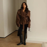 Bellecourt™ Kurzer Trenchcoat Mit Taillierter Passform in Dunkelbraun