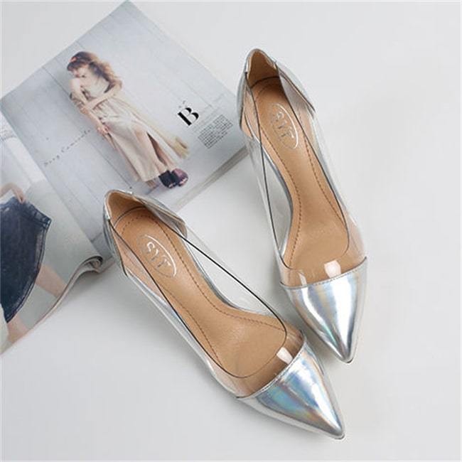 Hoher Stiletto-Pump-Absatz mit spitzer Spitze und transparentem Seitenband