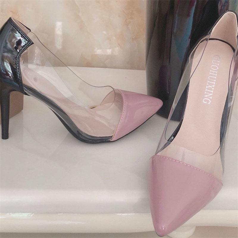 Hoher Stiletto-Pump-Absatz mit spitzer Spitze und transparentem Seitenband