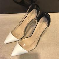 Hoher Stiletto-Pump-Absatz mit spitzer Spitze und transparentem Seitenband