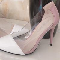 Hoher Stiletto-Pump-Absatz mit spitzer Spitze und transparentem Seitenband