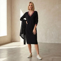 Freya™ Midikleid mit kontrastierendem V-Ausschnitt und sportlich-schicken Taschen in Schwarz