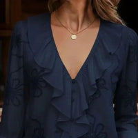 Anneliese™ Bluse mit V-Ausschnitt, Frontvolants und floraler Stickerei in Dunkelblau