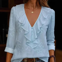 Anneliese™ Bluse mit V-Ausschnitt, Frontvolants und floraler Stickerei in Hellblau